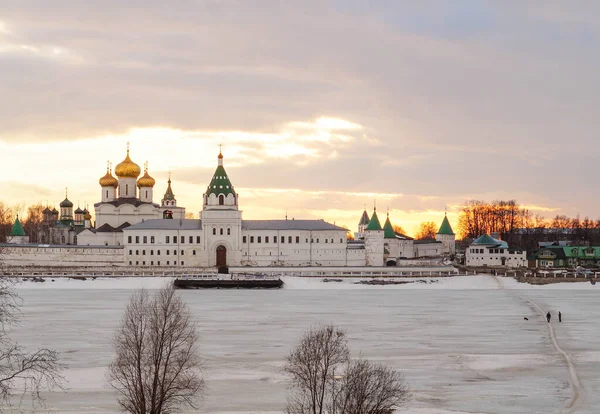 Vacker utsikt över Ipatievsky kloster i vinter orange solnedgång — Stockfoto