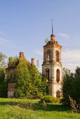 Açık yaz gününde Rusya köyündeki küçük yıkılmış kilise.