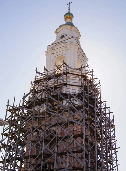 Chiesa ortodossa in restauro contro il cielo blu Foto Stock