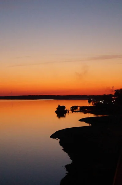 日没の水の地平線の風景。日没の水のシーン。ヴォルガ川の夕日の地平線ビュー — ストック写真