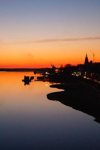 Tramonto paesaggio orizzonte dell'acqua. Scena dell'acqua al tramonto. Volga Vista sull'orizzonte del tramonto del fiume — Foto Stock