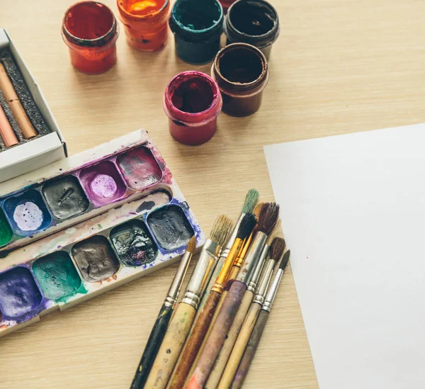 Penselen en verf op de tafel van de kunstenaar — Stockfoto