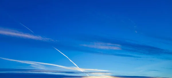 Nuvens horizontais em um céu azul à noite — Fotografia de Stock