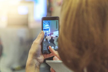 Cep telefonu iş toplantı üzerinde kadın alır