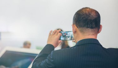 Adam cep telefonu iş toplantı üzerinde alır