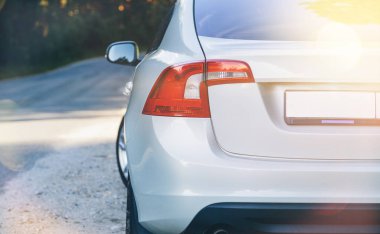 kaldırıma yan yolda araba park