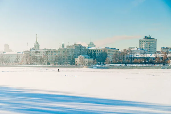 Embankment em Yekaterinburg inverno em um dia ensolarado — Fotografia de Stock