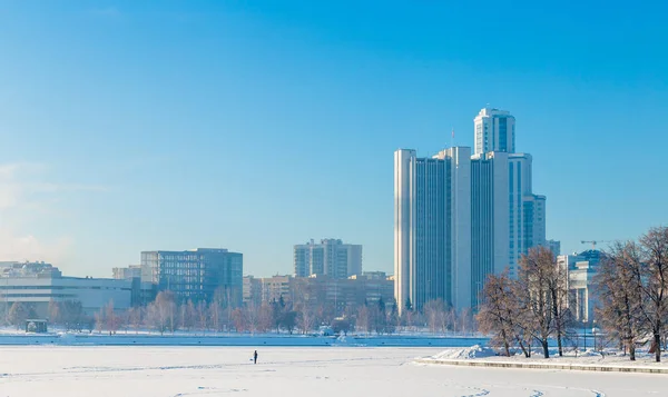 Yekaterinburg kışın güneşli bir dolgu — Stok fotoğraf