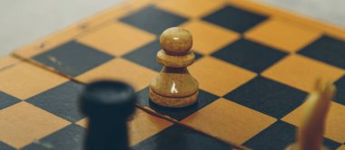 Antika ahşap satranç satranç tahtası portre üzerinde