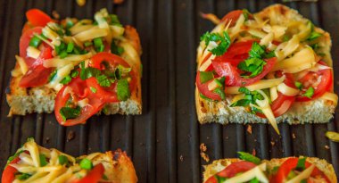 ekmek ızgara peynir, soğan ve domates ile