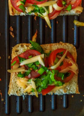 ekmek ızgara peynir, soğan ve domates ile