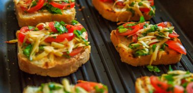 ekmek ızgara peynir, soğan ve domates ile