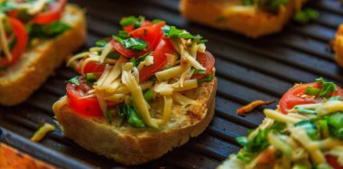 ekmek ızgara peynir, soğan ve domates ile