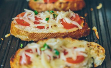 ekmek ızgara peynir, soğan ve domates ile