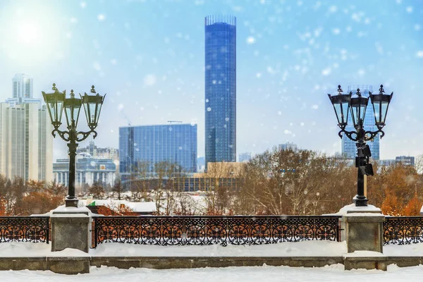 Karla kaplı Kış şehir panoraması — Stok fotoğraf
