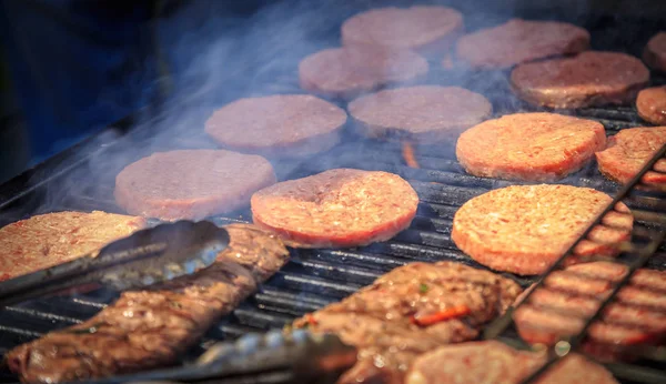 Smażone mięso z grilla na otwartym ogniu — Zdjęcie stockowe