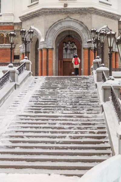 Escadaria que leva ao templo no inverno — Fotografia de Stock