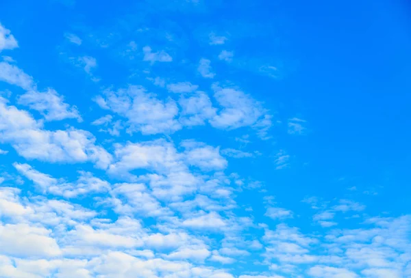 Nuvens horizontais em um céu azul à noite — Fotografia de Stock