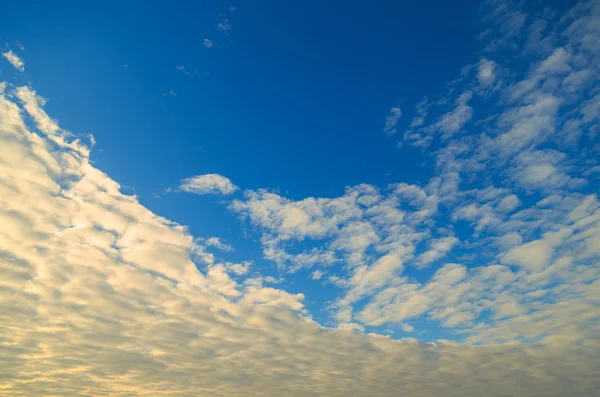 Nuvens horizontais em um céu azul à noite — Fotografia de Stock