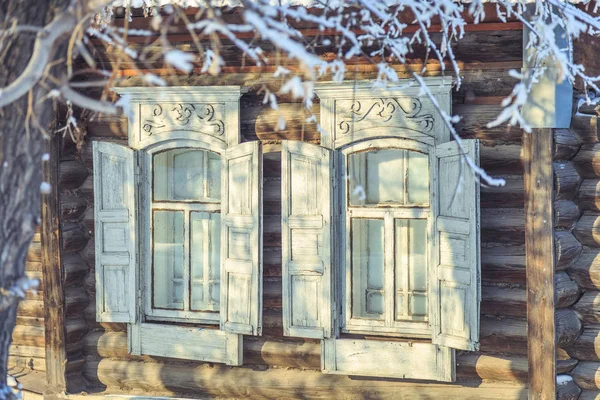 De ramen van de oude houten huis in de winter — Stockfoto