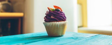 mavi bir vintage ahşap arka plan üzerinde cupcakes