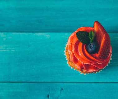 mavi bir vintage ahşap arka plan üzerinde cupcakes