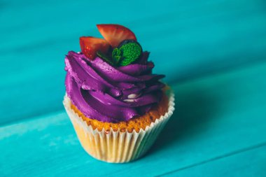 mavi bir vintage ahşap arka plan üzerinde cupcakes