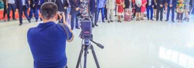 kameraman ile bir dijital fotoğraf makinesi iş toplantı vuruyor