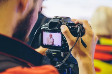 kameraman ile bir dijital fotoğraf makinesi iş toplantı vuruyor