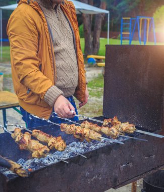 bir açık ateş üzerinde erkek ızgara et
