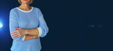 koyu mavi bir arka plan üzerinde tek başına duran işkadını