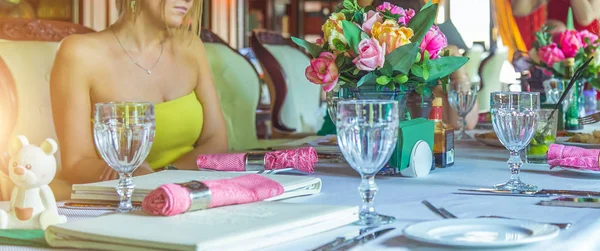 Schöne Frau wartet an einem Tisch in einem Restaurant — Stockfoto