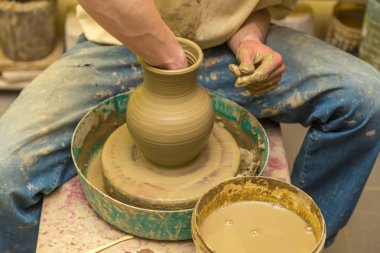 çömlekçi toprak gemi yapar