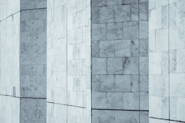 Modern bir binanın cephesi.