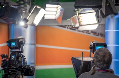 TV operatörler video çekim için kamera yükleme