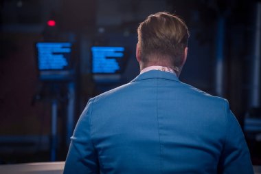 Tv sunucusu - canlı yayını akşamları