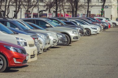 Şehrin sokak otopark ikinci el araç