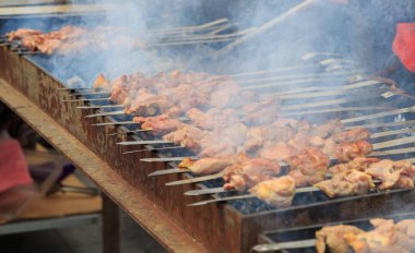 Şiş kebap sokakta hazırlanması