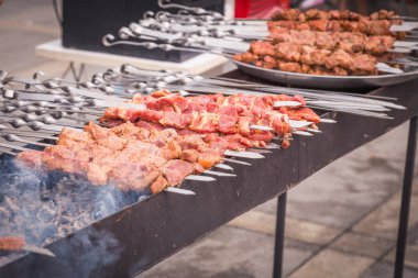Şiş kebap sokakta hazırlanması