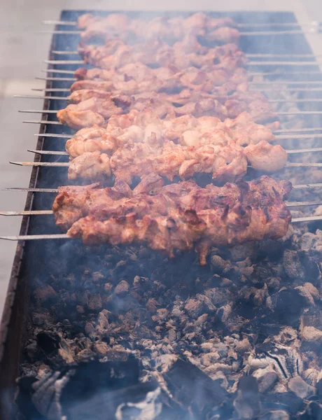 Przygotowanie dla shish kebab na ulicy — Zdjęcie stockowe