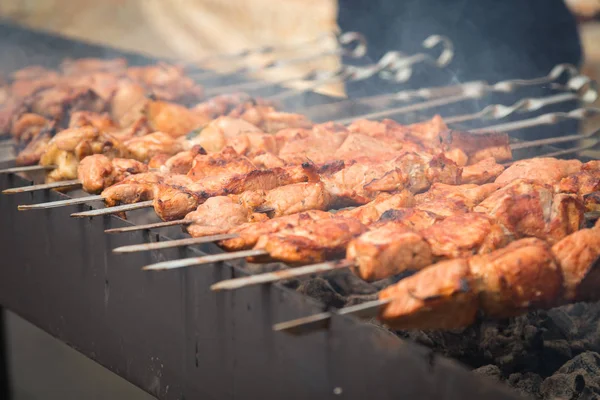 Przygotowanie dla shish kebab na ulicy — Zdjęcie stockowe