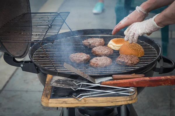 Gotować mięso z grilla na ulicy w ciągu dnia — Zdjęcie stockowe