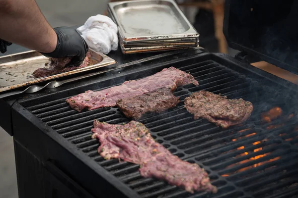 Gotować mięso z grilla na ulicy w ciągu dnia — Zdjęcie stockowe