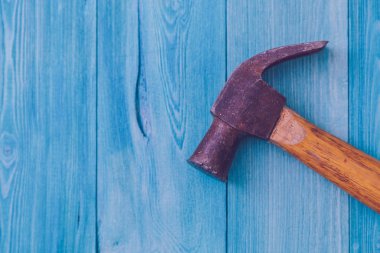 Mavi ahşap arka plan yakın çekim yaşlı çekiç
