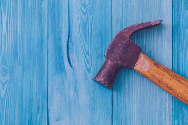 Mavi ahşap arka plan yakın çekim yaşlı çekiç