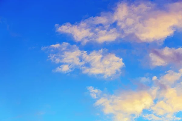 Nuvens em um céu azul à noite — Fotografia de Stock