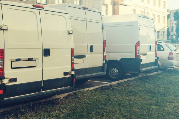 Parken gebrauchter weißer Autos — Stockfoto