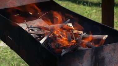 Odun ızgarada yanıyor.