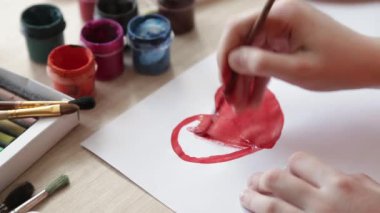 Kız bir kalp Sevgililer günü çizer