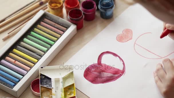 Das Mädchen Zeichnet Ein Herz Valentinstag — Stockvideo